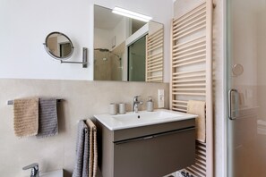 Shower, hair dryer, towels - Apartment 'Sommavilla - Large' with Mountain View, Balcony and Wi-Fi (Silandro)