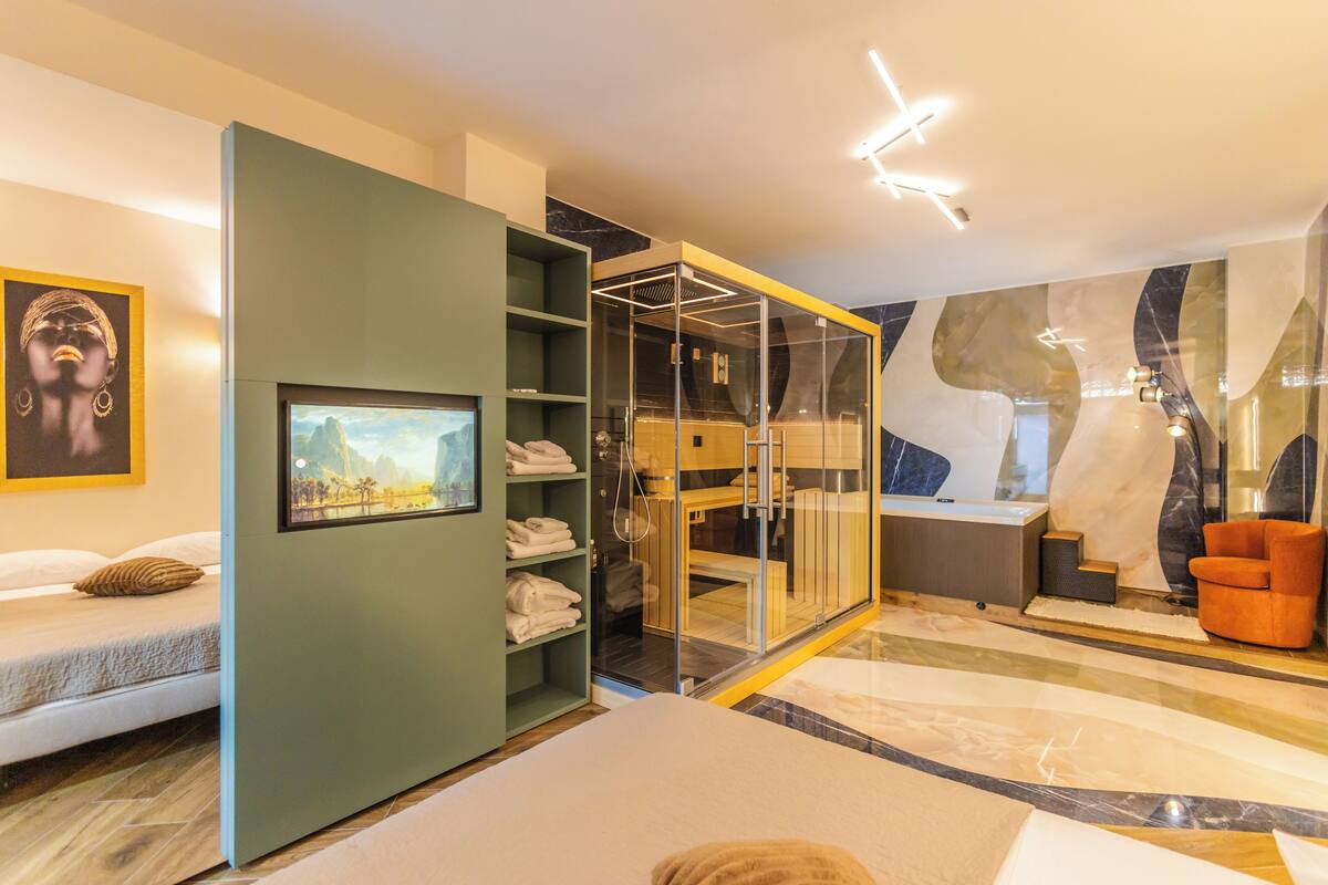 Luxury Apartment, Air conditioning | Iron/ironing board, free WiFi