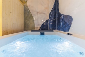 Luxury Apartment, Air conditioning | Private spa tub
