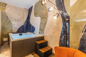 Luxury Apartment, Air conditioning | Private spa tub