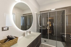 Superior Apartment, Pets not allowed | Bathroom | Hair dryer, slippers, towels, soap