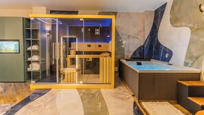 Un baño moderno con ducha de vidrio, bañera y tocador de madera.