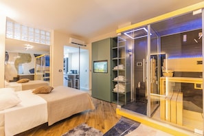 Luxury Apartment, Air conditioning | Iron/ironing board, free WiFi