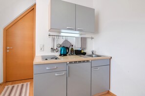 Kühlschrank, Herdplatte, Wasserkocher, Kochgeschirr/Geschirr/Besteck