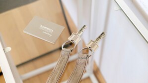 A pair of keys with a metal keyring and a card labeled 'SOMMAVILLA APARTMENTS central London.' - Studio 'Sommavilla - Small' with Mountain View and Wi-Fi (Silandro)