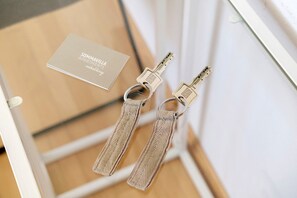 Dusche, kostenlose Toilettenartikel, Haartrockner, Handtücher