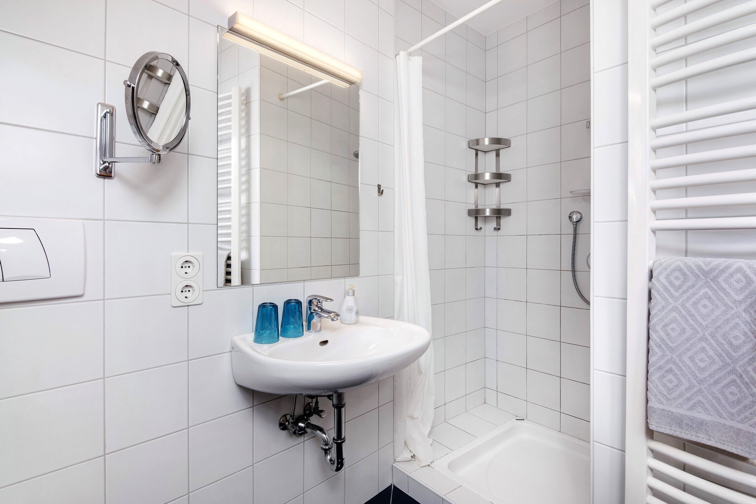 Dusche, kostenlose Toilettenartikel, Haartrockner, Handtücher