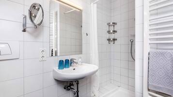 Dusche, kostenlose Toilettenartikel, Haartrockner, Handtücher