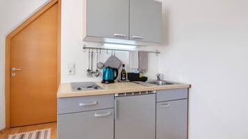 Frigorífico, placa de cocina, hervidor eléctrico y utensilios de cocina