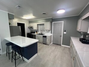 Kylskåp, mikrovågsugn, ugn och spishäll