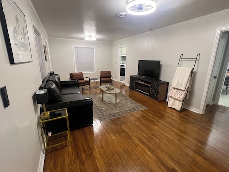 Smart TV, fireplace. 10 Miles to Caddo Lake – 2BR/2BA Vivian Home Close to NCMC Hospital