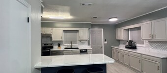 10 Miles to Caddo Lake – 2BR/2BA Vivian Home Close to NCMC Hospital