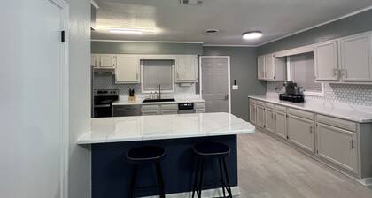 10 Miles to Caddo Lake – 2BR/2BA Vivian Home Close to NCMC Hospital