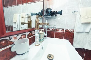 Superior Double Room, Mountain View | Bathroom | Hair dryer, towels, soap, shampoo
