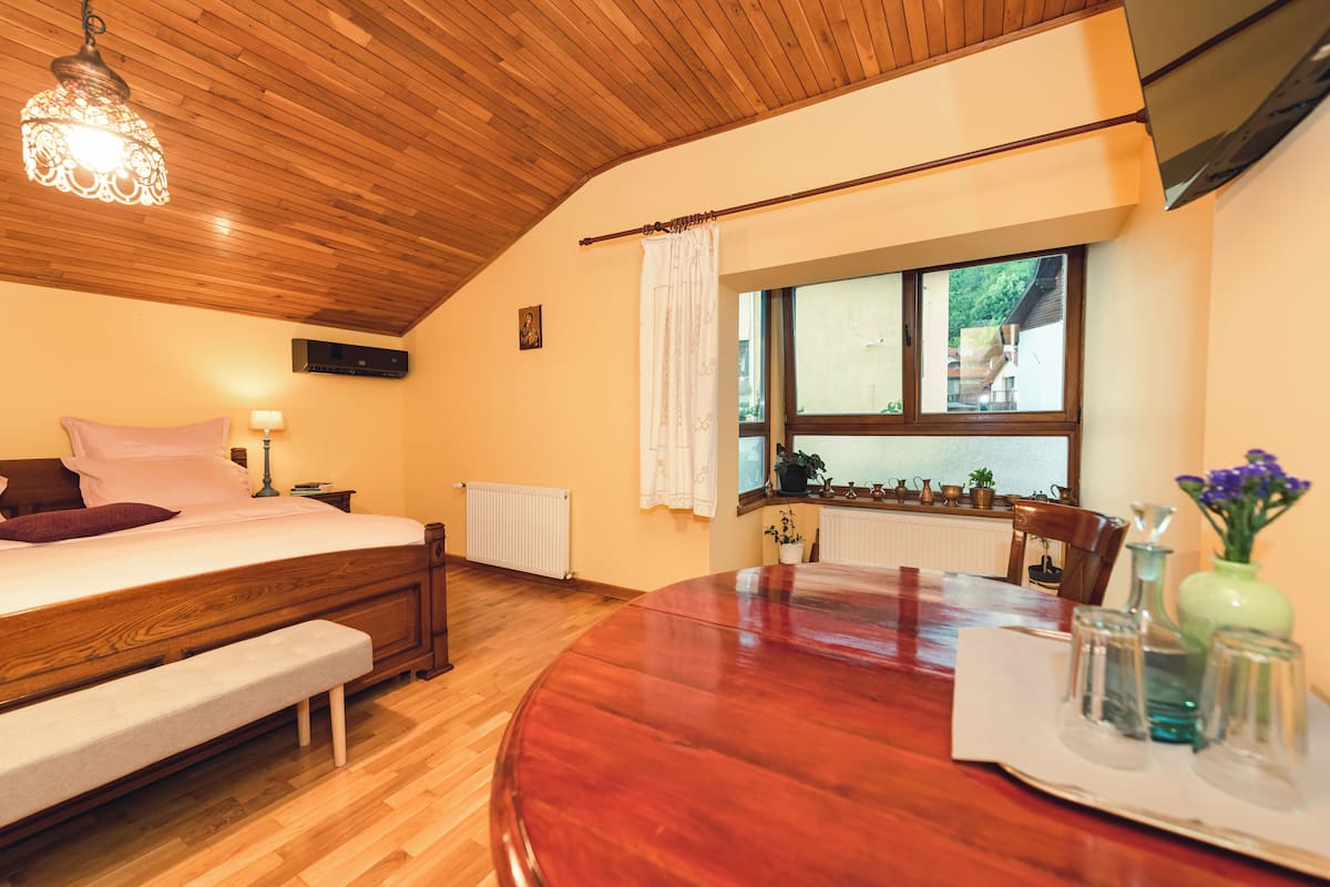 Deluxe Double Room, Mountain View | Laptop workspace, free WiFi