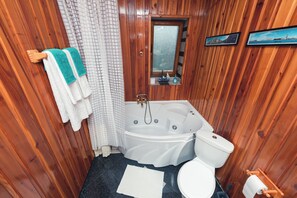 Deluxe Double Room, Garden View | Bathroom | Hair dryer, slippers, towels, soap - SFIZIOSO BOUTIQUE STAY (Brașov)