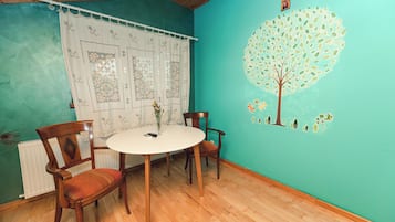 Quarto casal luxo, vista para o jardim | Espaço de trabalho para notebook, Wi-Fi de cortesia