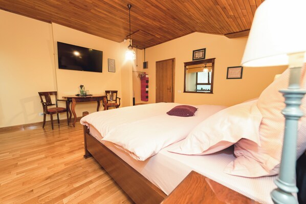 Deluxe Double Room, Mountain View | Laptop workspace, free WiFi - SFIZIOSO BOUTIQUE STAY (Brașov)