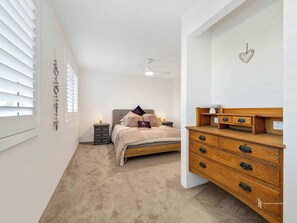 5 bedrooms, desk, iron/ironing board, WiFi
