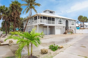 Exterior - ☀️Steps to Beach | Shared Pool | Awesome Game Room | Beach Villa A☀️ (Fort Myers Beach)
