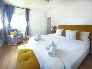 4 bedrooms, iron/ironing board, free WiFi, bed sheets - Mikasi Hills by Hello Homes Sitges (Sitges)