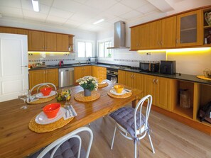 Fridge, microwave, oven, dishwasher - Mikasi Hills by Hello Homes Sitges (Sitges)