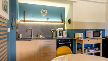 Réfrigérateur, micro-ondes, four, plaque de cuisson