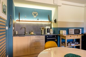 Jääkaappi, mikroaaltouuni, uuni, liesi