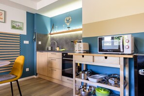 Frigorífico, microondas, horno y placa de cocina