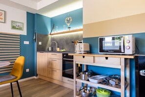 Een koelkast, een magnetron, een oven, een kookplaat