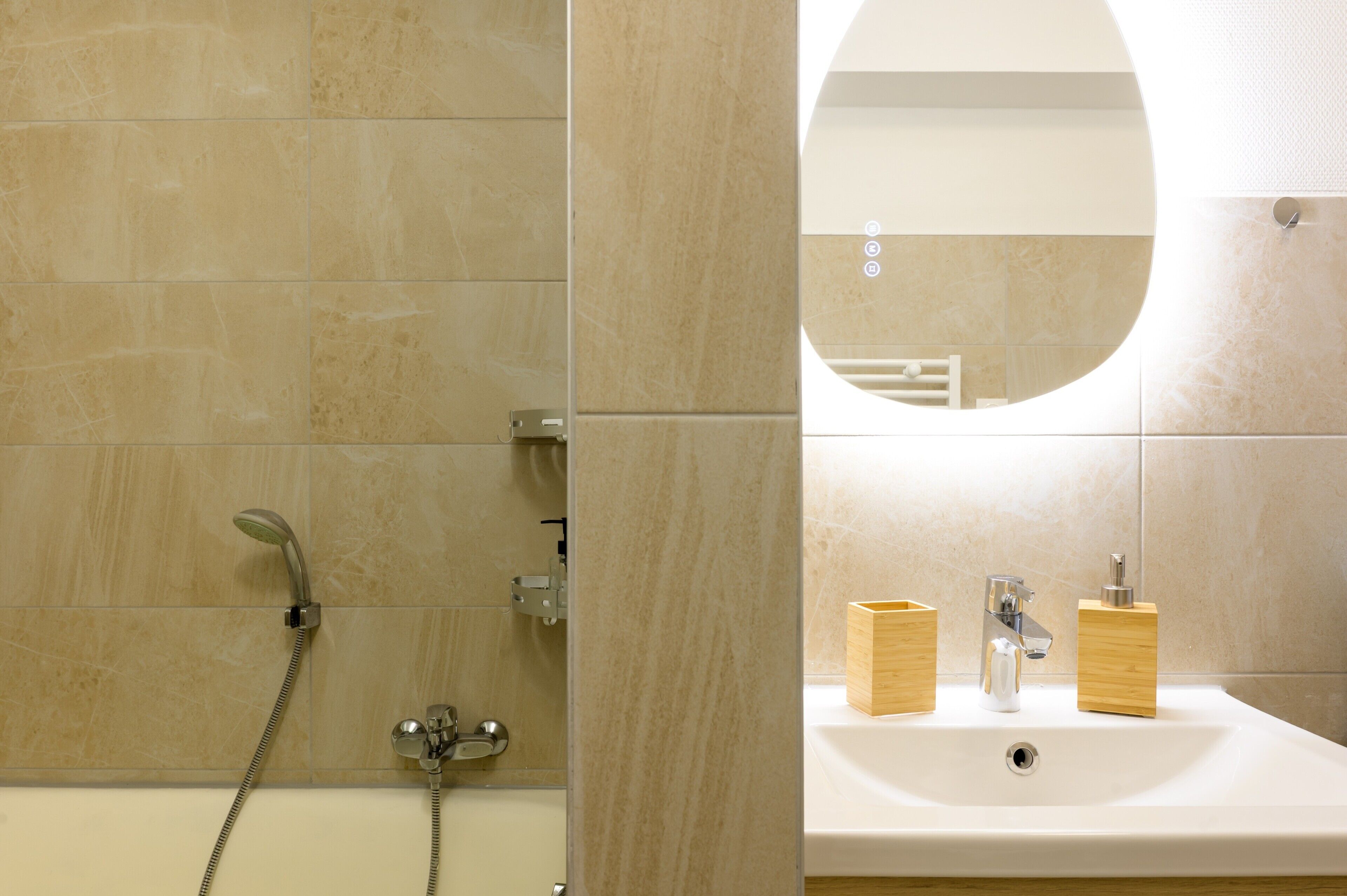Douche, articles de toilette gratuits, serviettes fournies