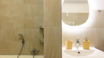 Douche, articles de toilette gratuits, serviettes fournies