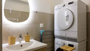 Douche, articles de toilette gratuits, serviettes fournies