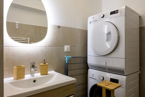 Shower, free toiletries, towels