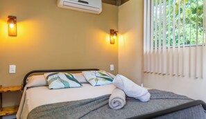 Arbetsyta för laptop, mörkläggningsgardiner och ljudisolering