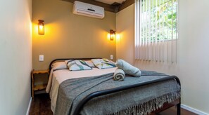 Espacio para trabajar con un portátil y cortinas opacas