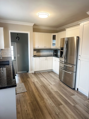 Fridge, microwave, oven, stovetop - 3-bedroom house in enjoyable in Wichita (Wichita)