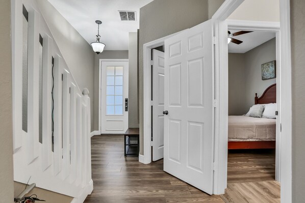 3 habitaciones, tabla de planchar con plancha y cuna de viaje 