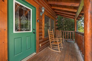 Exterior detail - Luxury Cabin for up to 14 Guests (PIGEON FORGE)