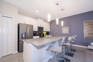 Refrigerador, microondas, horno, lavavajillas