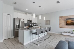 Jääkaappi, mikroaaltouuni, uuni, astianpesukone