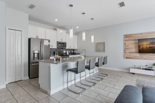 Kühlschrank, Mikrowelle, Ofen, Geschirrspüler