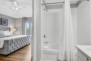 Haartrockner, Handtücher, Seife, Toilettenpapier