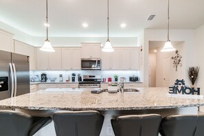 Kylskåp, mikrovågsugn, ugn och spishäll