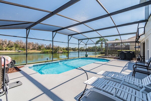 Alberca techada y alberca al aire libre