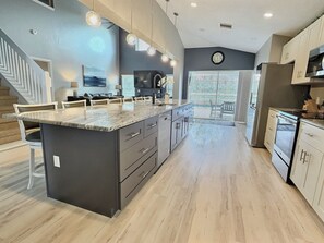 Refrigerador, microondas, horno, placa de cocina