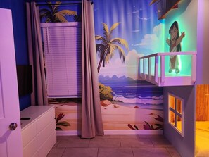 7 chambres, fer et planche à repasser, lit de bébé portatif