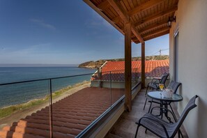 Terrace/patio - Thalassa Beachfront Villa with private pool (Prinos)