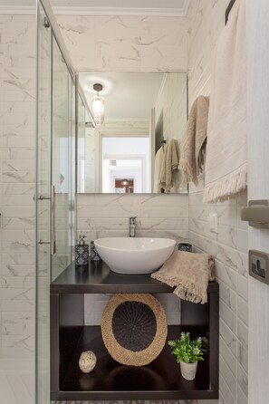 Douche, séchoir à cheveux, serviettes fournies
