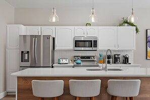 Jääkaappi, mikroaaltouuni, uuni, astianpesukone